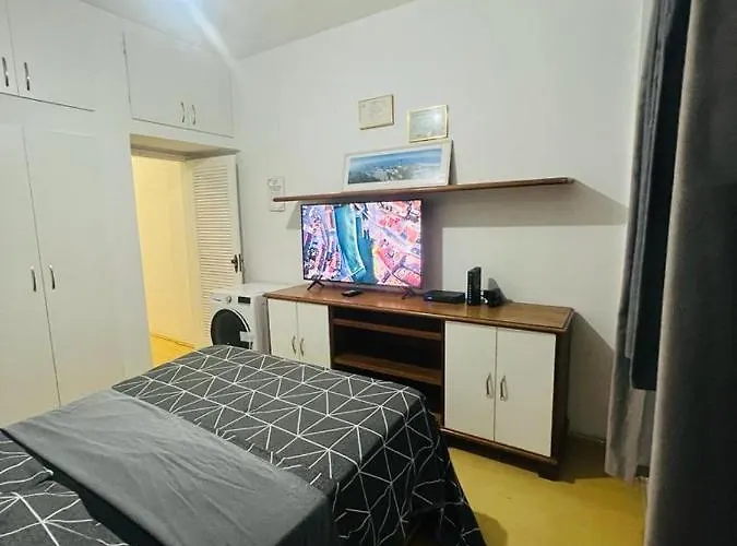 Maravilhoso Quarto E Sala Ate 4 Pessoas No Leblon Na Av Ataulfo De Paiva